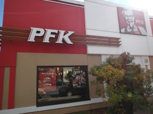 A mort l'anglais à Montréal : ici KFC, c'est PFK ou Poulet Frit du Kentucky :)