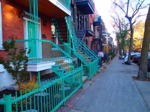 Les rues montréalaises ornées d'escaliers tortueux et colorés 